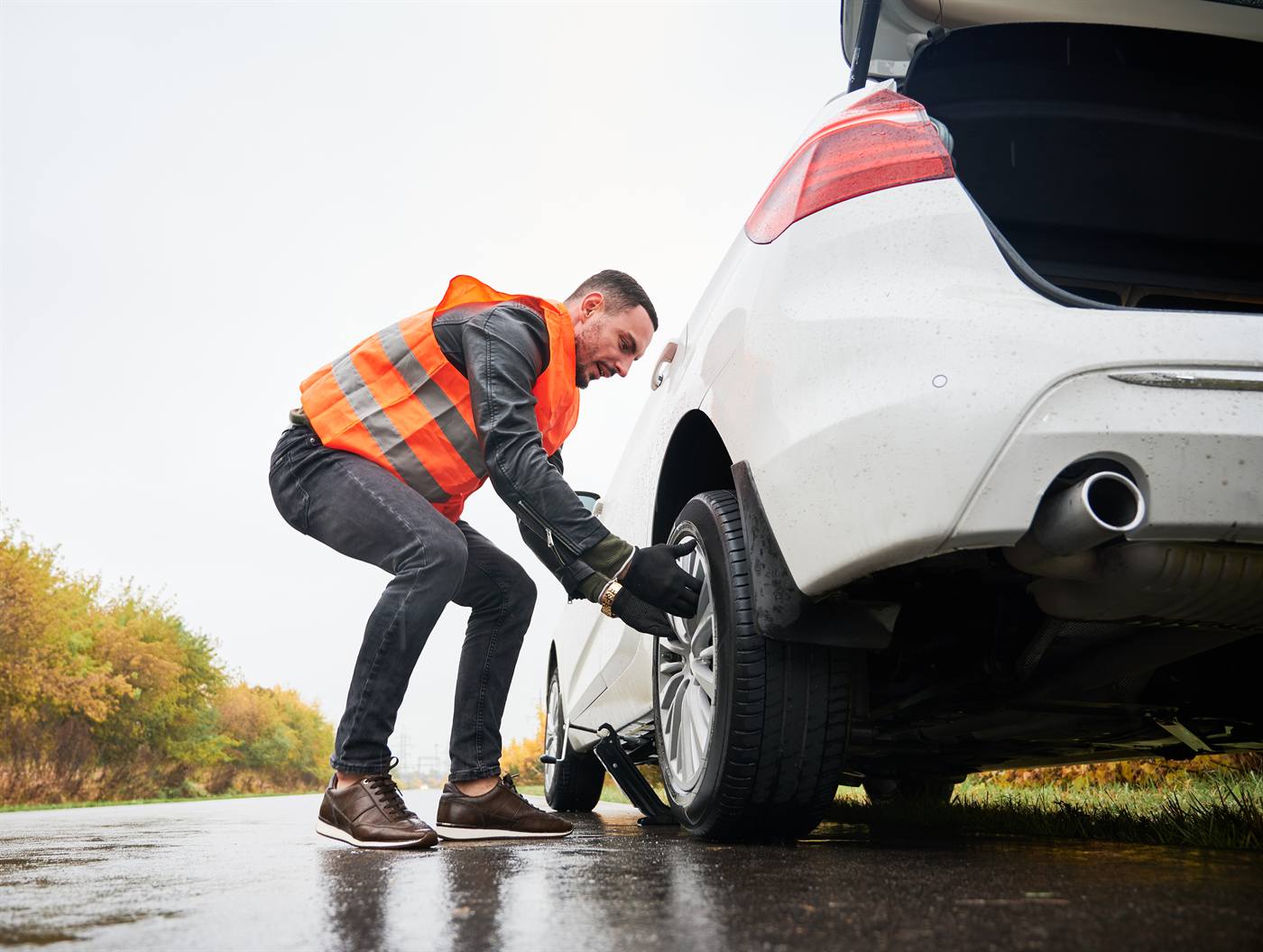 Profissional Rapidex trocando o pneu de um carro